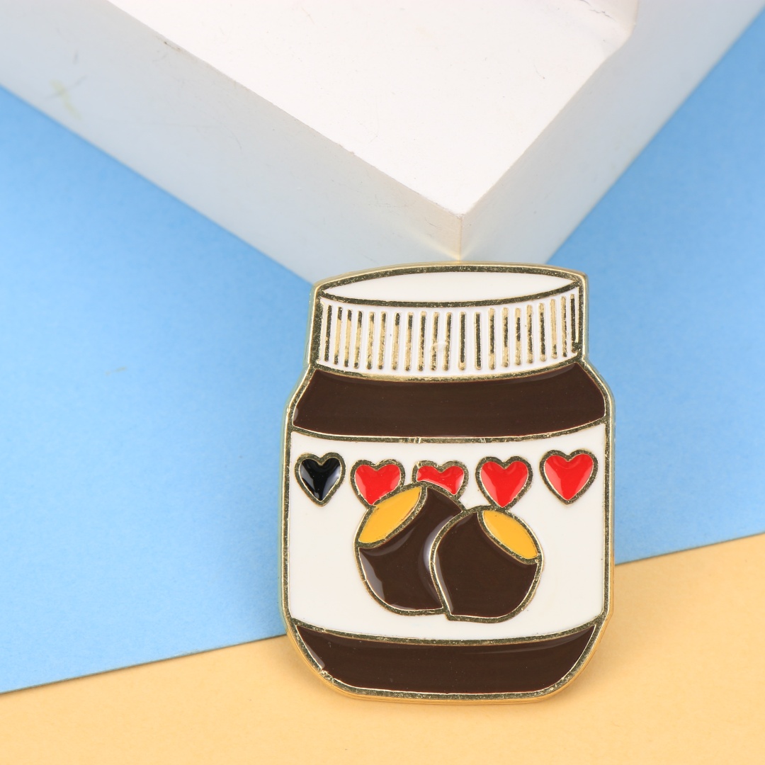 Zinc Food Snacks - เข็มกลัดเคลือบลายขวดช็อกโกแลตน่ารัก ลายการ์ตูนอาหารพร้อมหัวใจและขอบสีทอง ตราโลหะรูปขนมหวานสำหรับติดเสื้อแจ็คเก็ต